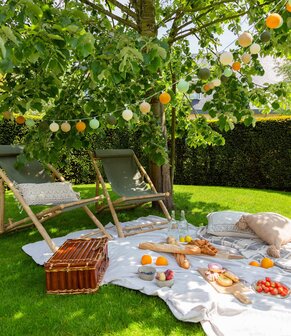 Jardin lichtbollen slinger van Cotton Ball Lights bij GreenPicnic 