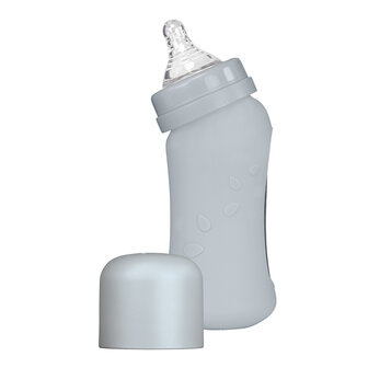 Grijze babyfles van glas en silicone met PLA dop