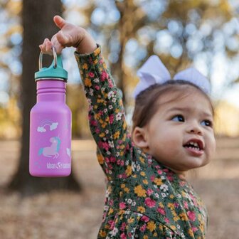 Meisje met Kid Kanteen Classic unicorn fles met sippy cup