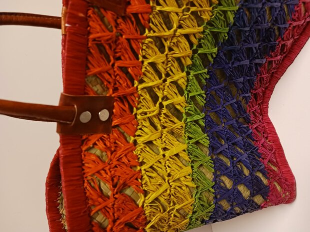 Natuurlijke Fairtrade mandtas met regenboog raffia versiering