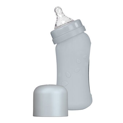 Grijze babyfles van glas en silicone met PLA dop